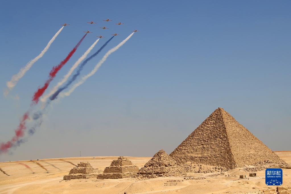 ピラミッドの上空で航空ショー エジプト・ギザ