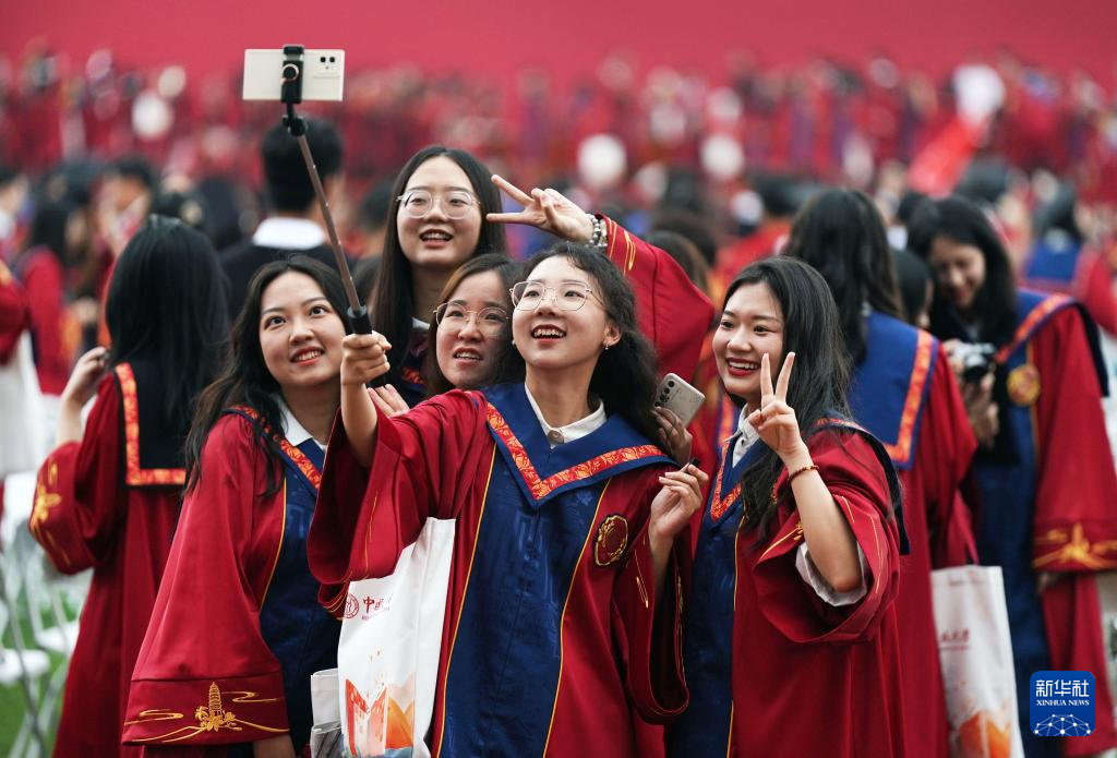 卒業シーズンたけなわ、中国の大学独特の式服文化を紹介
