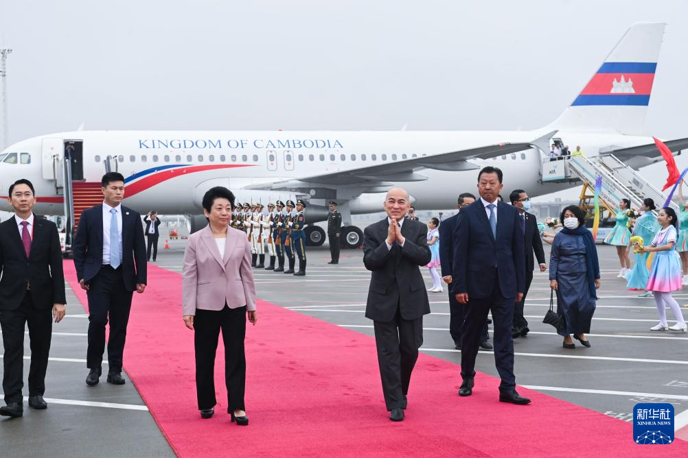 カンボジア国王が中国・杭州に到着 アジア大会開会式出席へ