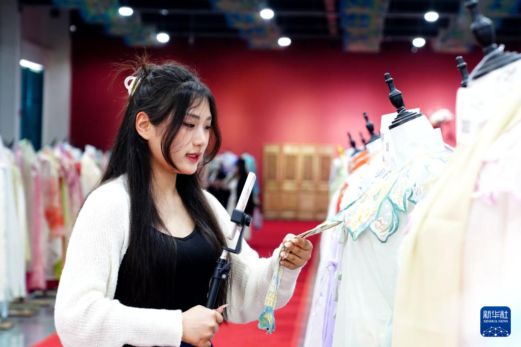 伝統衣装「漢服」産業、ＥＣの発展で急成長　山東省曹県