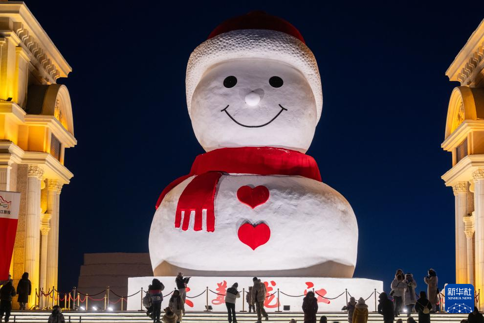 松花江のほとりに巨大雪だるま再び登場 黒竜江省ハルビン市