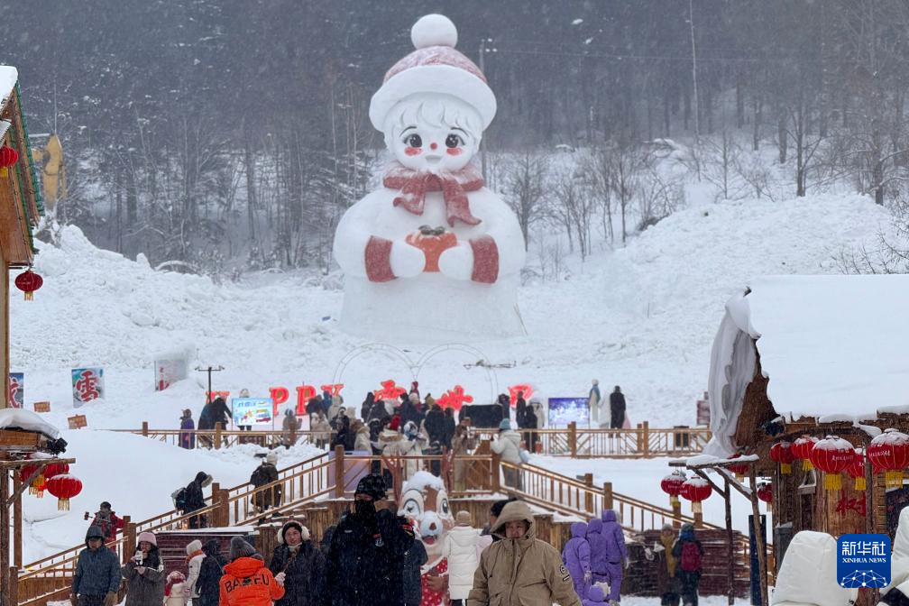 連日２万人が訪問、「中国雪郷」風景区にぎわう　中国黒竜江省