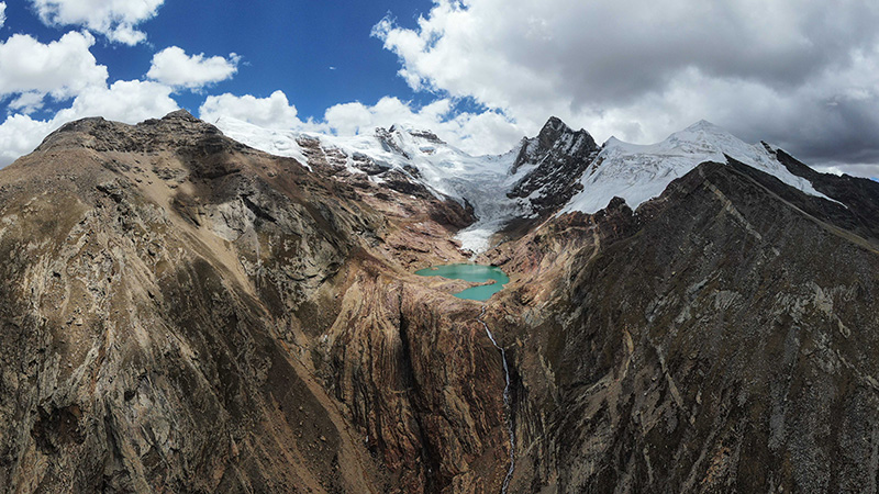 秘境にそびえる雪山「雅拉香布」　チベット自治区