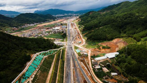 レール敷設がまもなく完成　中国ラオス鉄道、順調に建設進む
