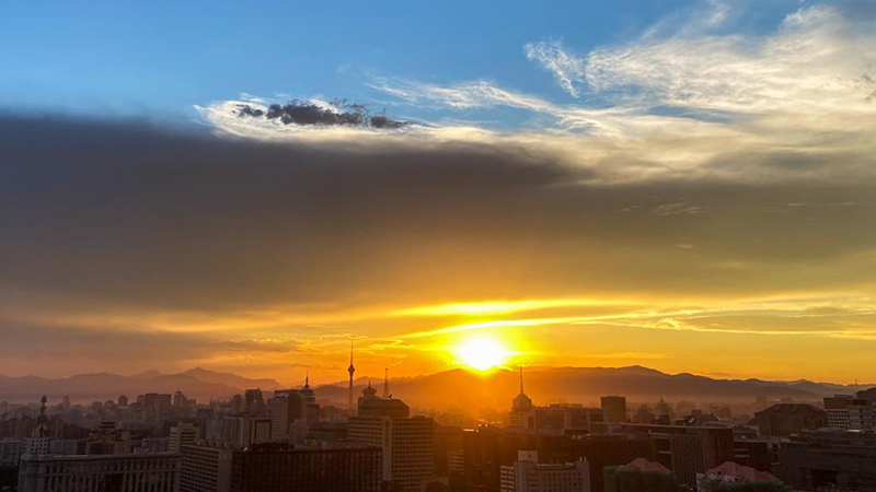 雨上がりの北京に鮮やかな夕焼け