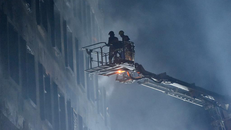 バングラデシュ、工場火災で少なくとも５２人死亡