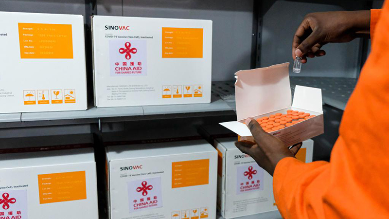 中国援助の新型コロナワクチン、ウガンダに到着