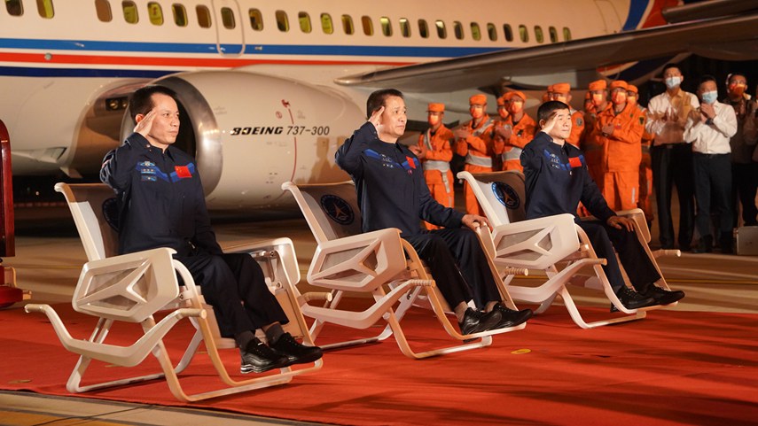 中國有人宇宙船「神舟１２號」の３飛行士、北京に到著