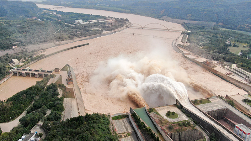 黄河のダム、増水で高水位続く　中国河南省