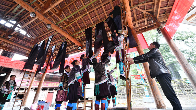 ミャオ族伝統の布「亮布」の文化祭開催　広西チワン族自治區