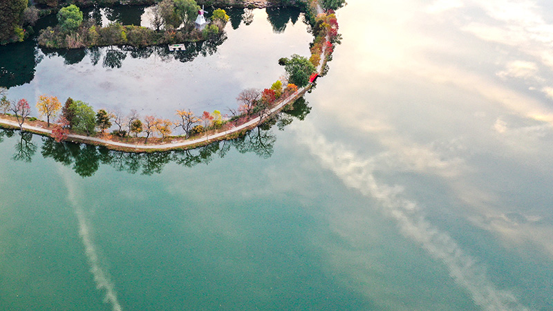 澄み切った青空と湖の競演　中国江蘇省南京市