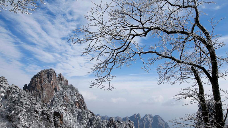 黃山に幻想的な雪景色　安徽省