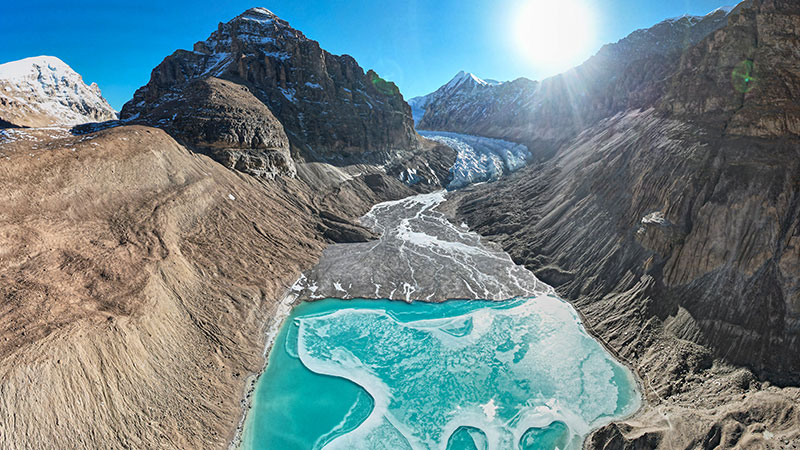 空から迫る神秘的な曲登尼瑪氷河　中國西蔵自治區