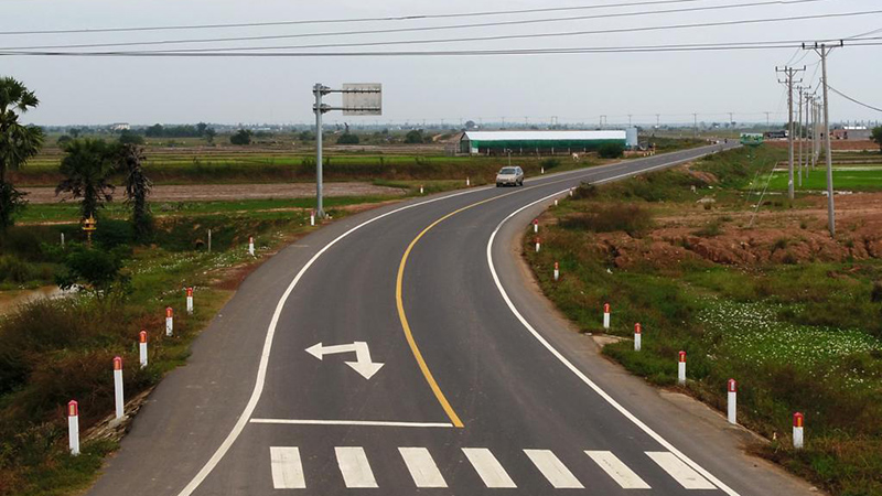中国企業が改修したカンボジアの国道が開通