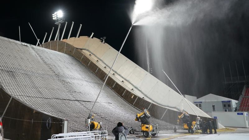 北京冬季五輪会場　首鋼スキージャンプ台で造雪開始