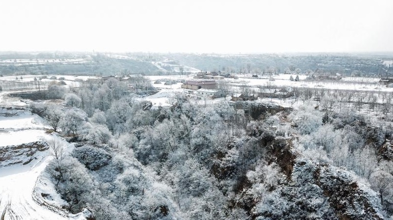 雪の甘粛省慶陽市、大地に描くコントラスト