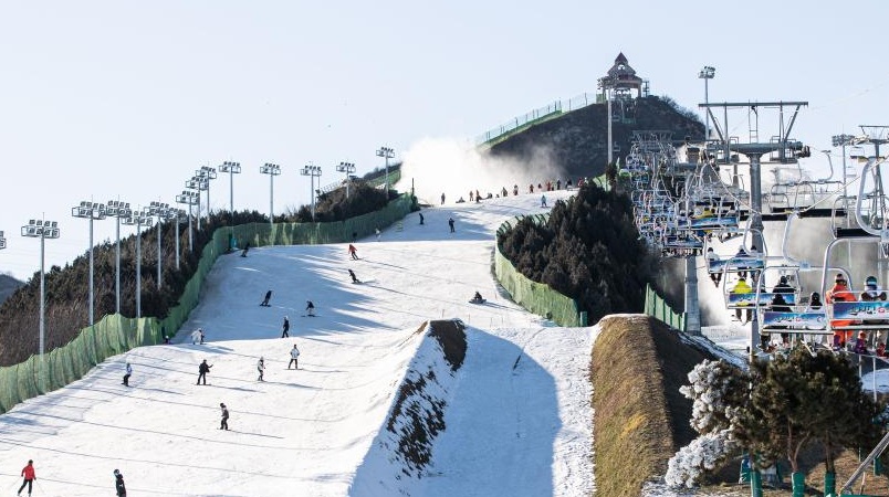 北京冬季五輪を控え　ウインタースポーツを楽しむ市民