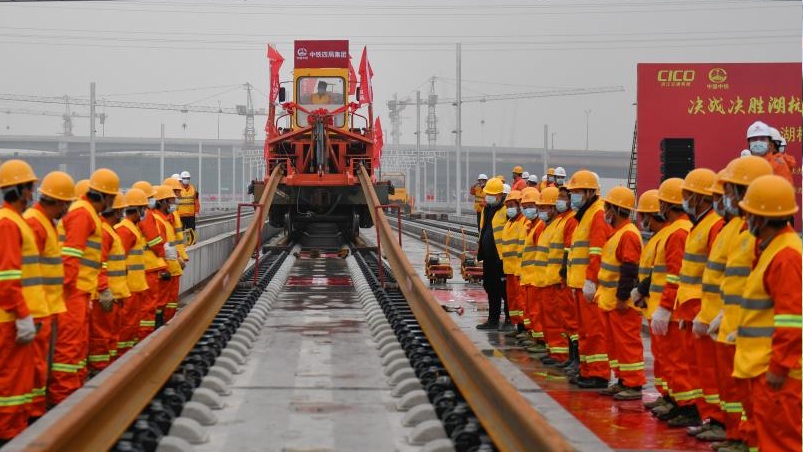 湖杭鉄道、全線でレール敷設作業が開始　浙江省杭州市