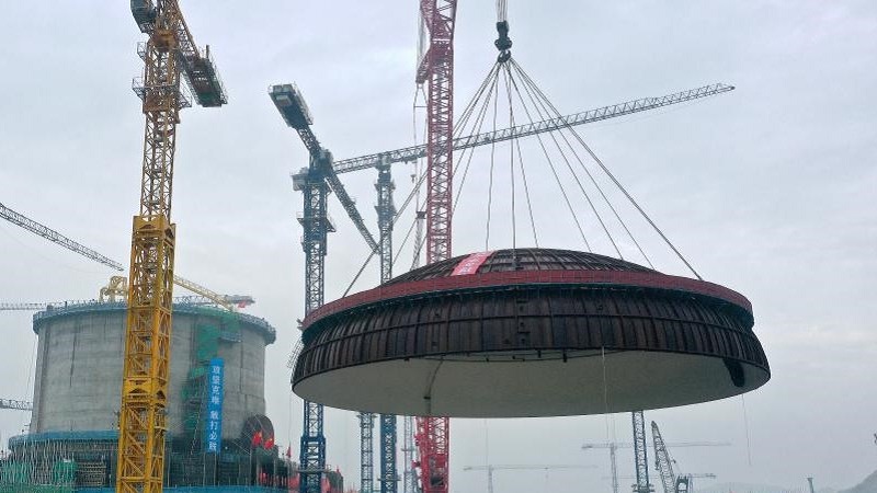 太平嶺原発１号機、ドーム屋根の吊り上げ完了　中国広東省
