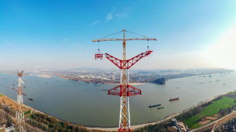 白鶴灘－江蘇超高圧送電線、長江横断部の鉄塔が完成　中国安徽省