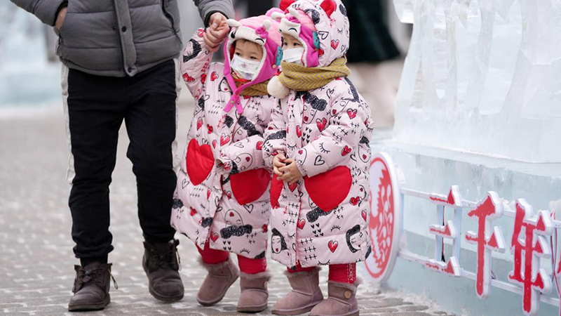 雪と氷の世界で新年を祝う人々　黒竜江省