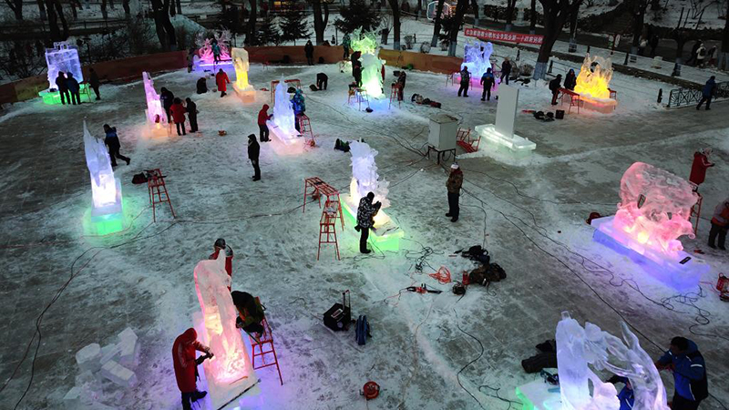 ハルビンで氷彫刻コンテスト、６０人が技競う　黒竜江省