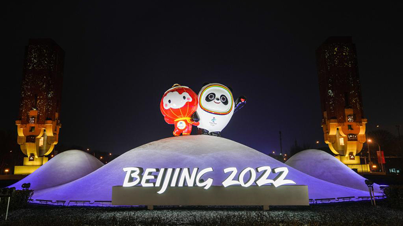 冬季五輪をテーマにした裝飾がライトアップ　北京市