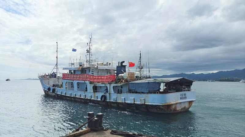 中國政府がトンガに援助した物資、フィジーのスバから出航