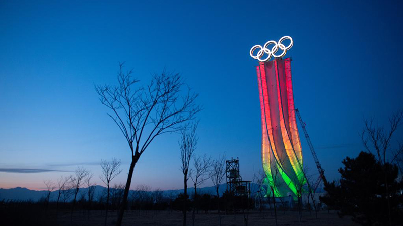 北京冬季五輪のランドマーク「海陀塔」がライトアップ