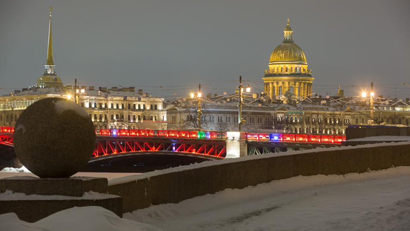サンクトペテルブルクの宮殿橋、「中国紅」にライトアップ