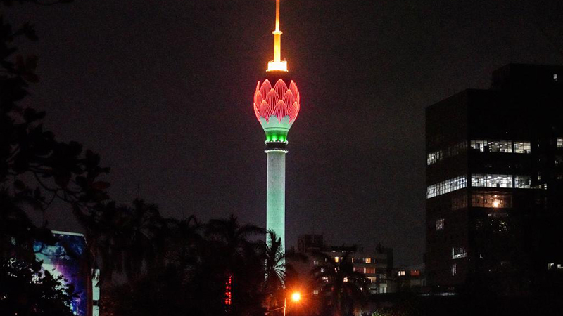 ロータス・タワーが春節祝う「中国紅」に　スリランカ