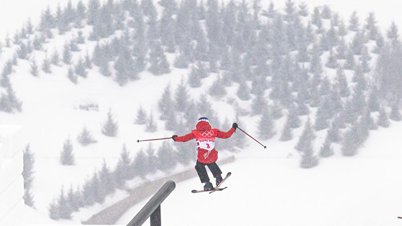 フリースタイルスキーの谷愛凌が事前練習　北京冬季五輪