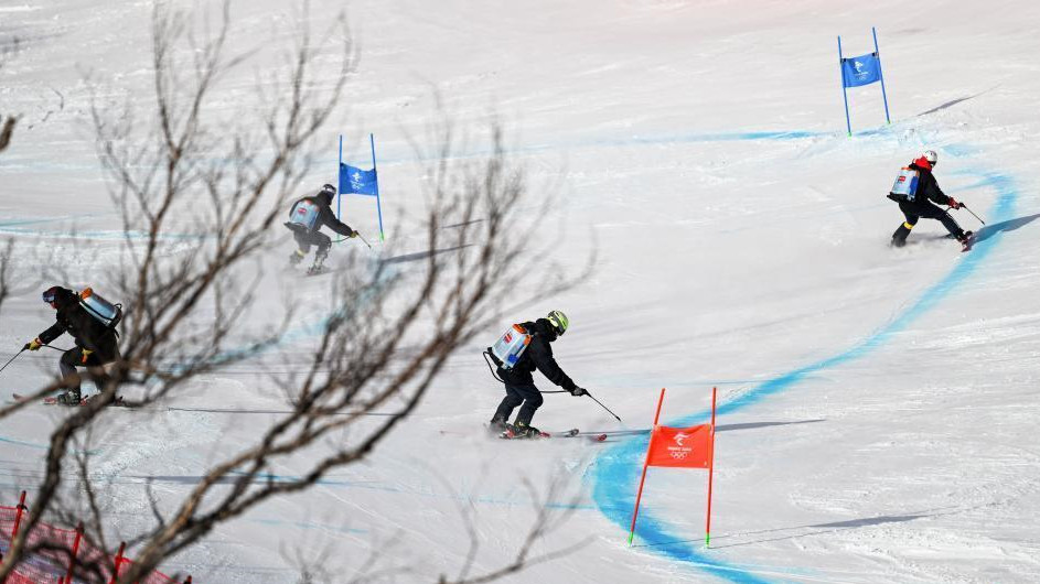 アルペンスキーのコースを維持するライン引きスタッフ　北京冬季五輪