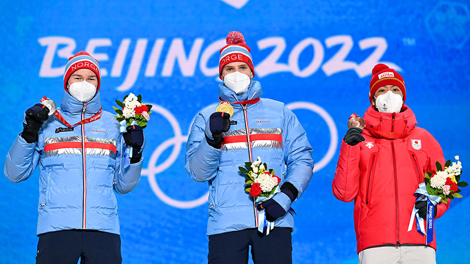 ノルディック複合個人ＬＨ表彰式、日本の渡部暁斗に銅メダル　北京冬季五輪