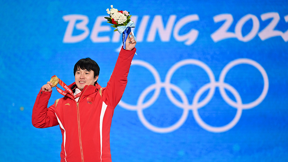 男子エアリアル表彰式、中国の斉広璞に金メダル　北京冬季五輪