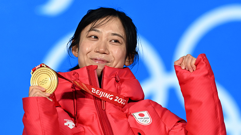 Ｓスケート女子１０００ｍ、日本の高木美帆に金メダル授与　北京冬季五輪