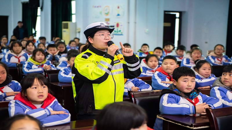 警察官が学校で「交通安全教室」を開催　湖南省常徳市
