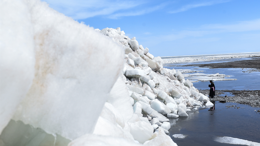 青海湖で解氷始まる　青海省