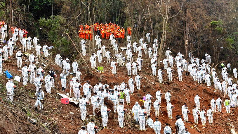 東方航空機墜落事故、現場で犠牲者追悼式