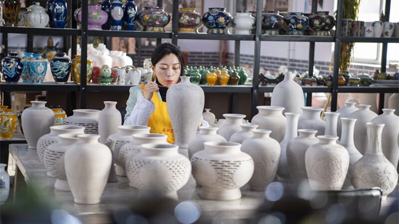 伝統陶磁器「琺華」に新たな輝きを　中国山西省晋城市　