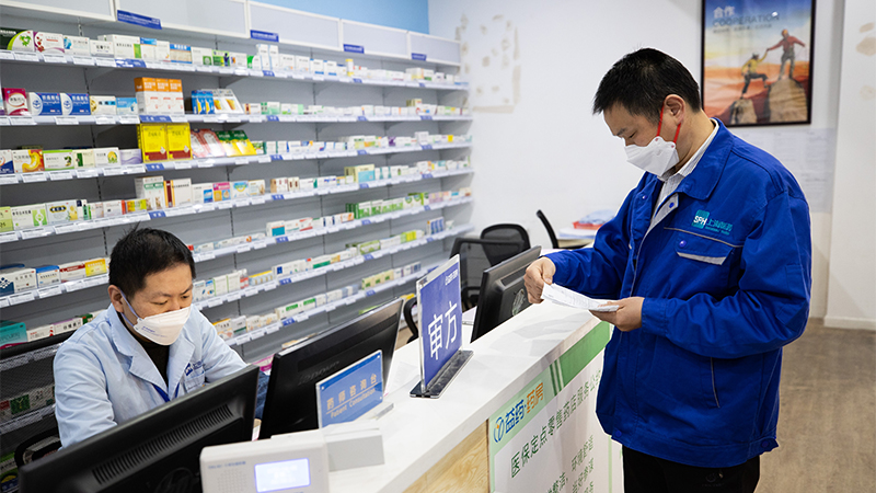 上海の感染対策で活躍する医薬品配達員