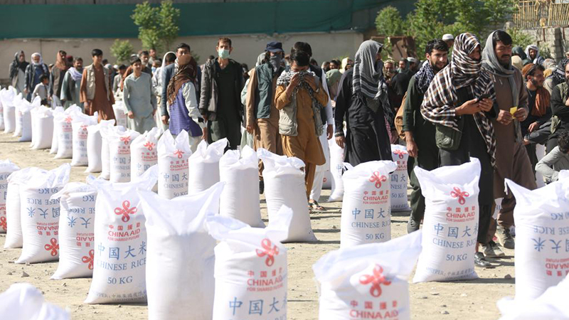 アフガン難民帰還省、避難民に中國の支援食糧を支給
