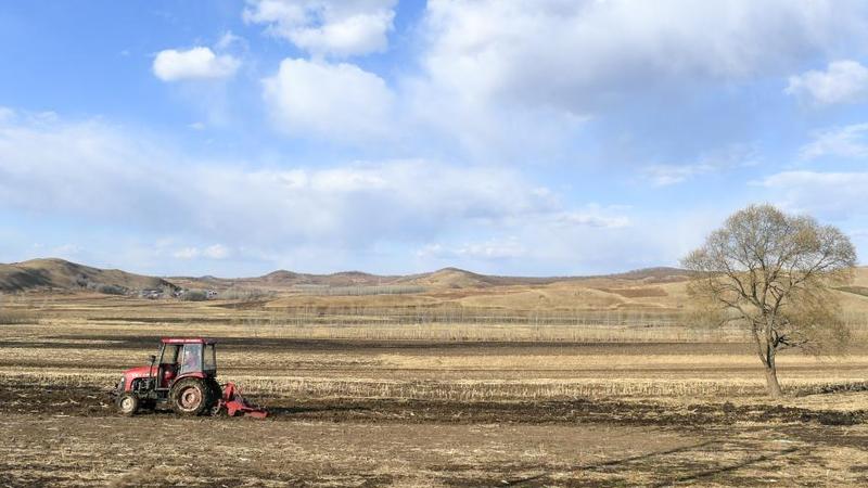 春の農作業に励む農家　内モンゴル自治区ジャラントン市