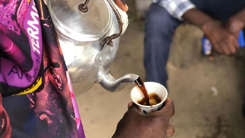 タンザニアに根付くコーヒー文化　屋台で味わう１杯