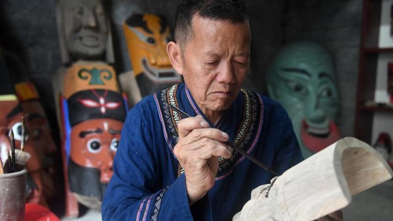 無形文化遺産伝承者、伝統の「儺面」を制作　広西チワン族自治區