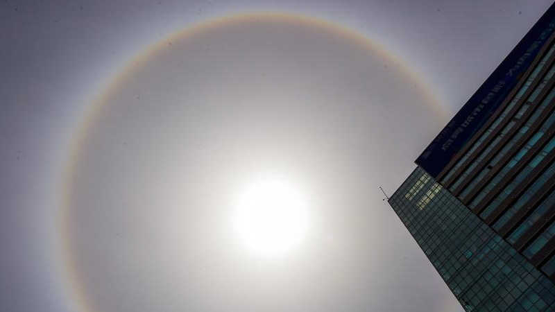 フフホト市上空に光の輪「日暈」出現　内モンゴル自治区