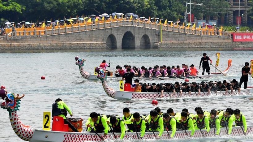 端午節のドラゴンボートレース開催　福建省アモイ市