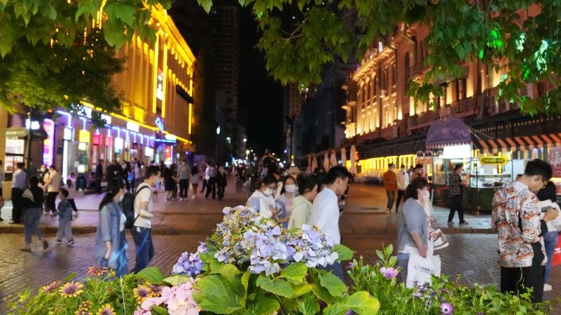 ライトアップされた中央大街を散策　黒竜江省ハルビン市