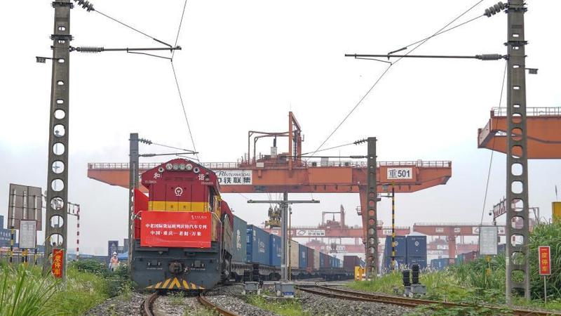 中國製トラック積んだ國際貨物列車、ラオスに向け重慶を出発