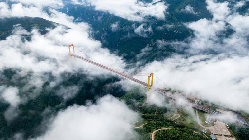 雲の上に架かる大橋　雲南省宣威市